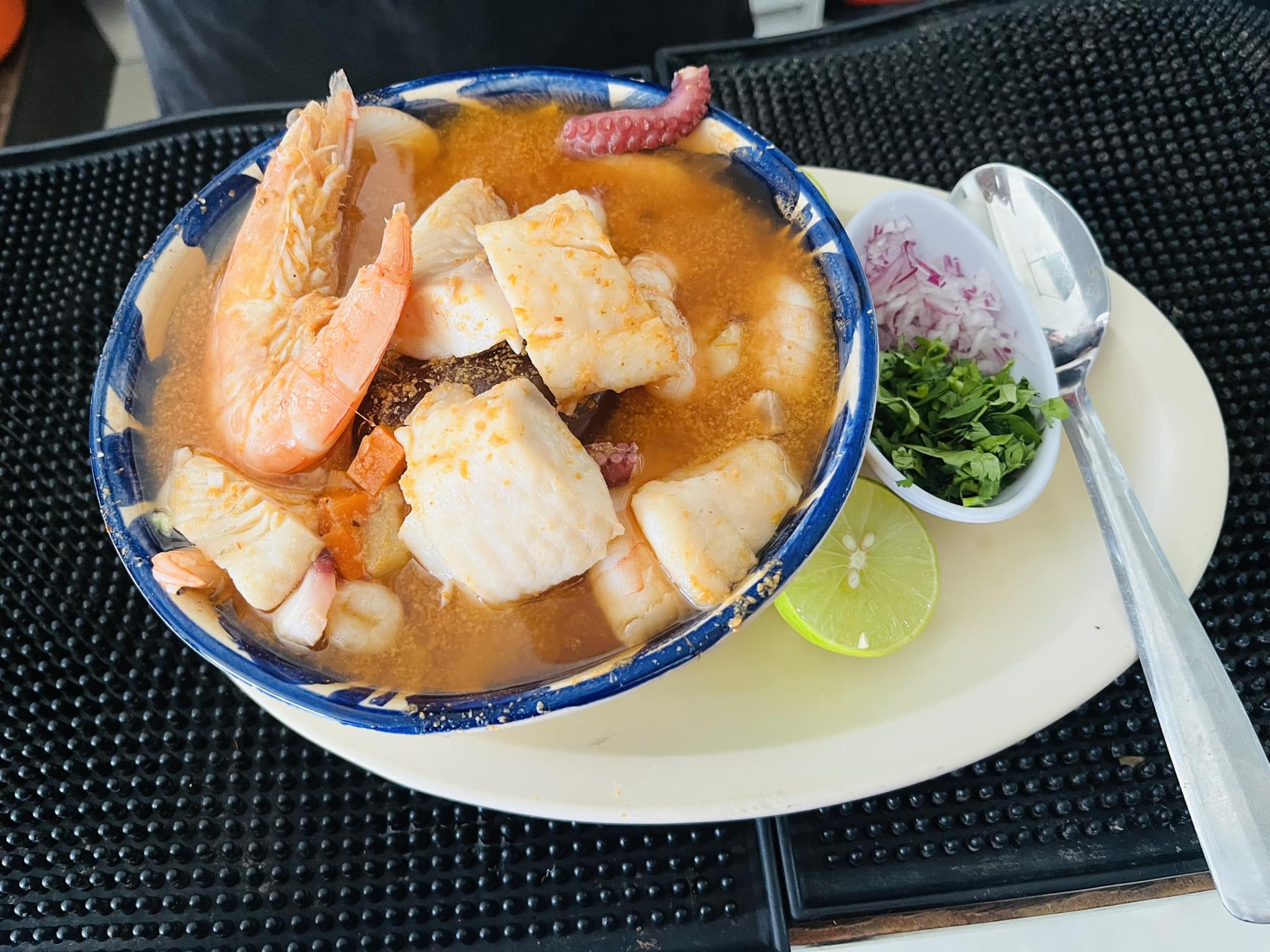 Caldo caliente de mariscos revuelto con pescado, pulpo y camaron