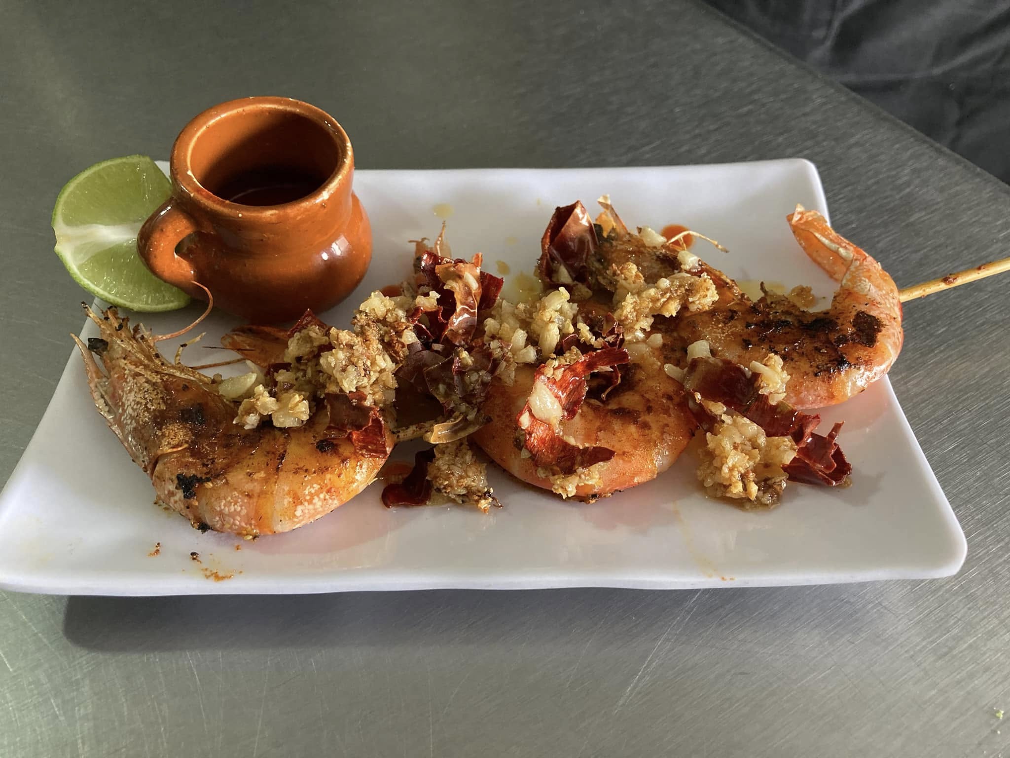 Camarones salteados al ajillo con chiles secos y ajo frito