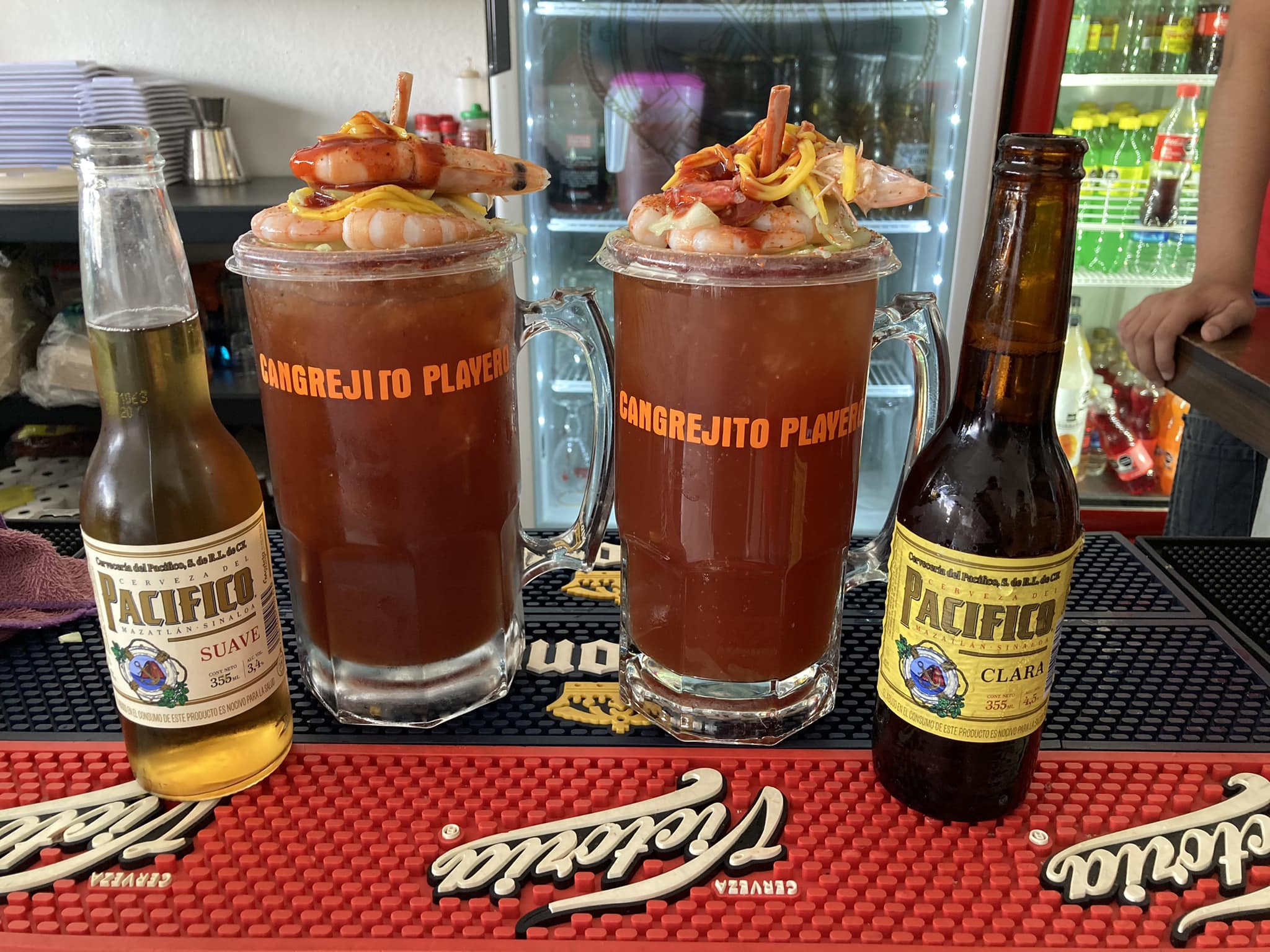 Micheladas preparadas gigantes estilo Cangrejito Playero con camarones cocidos encima