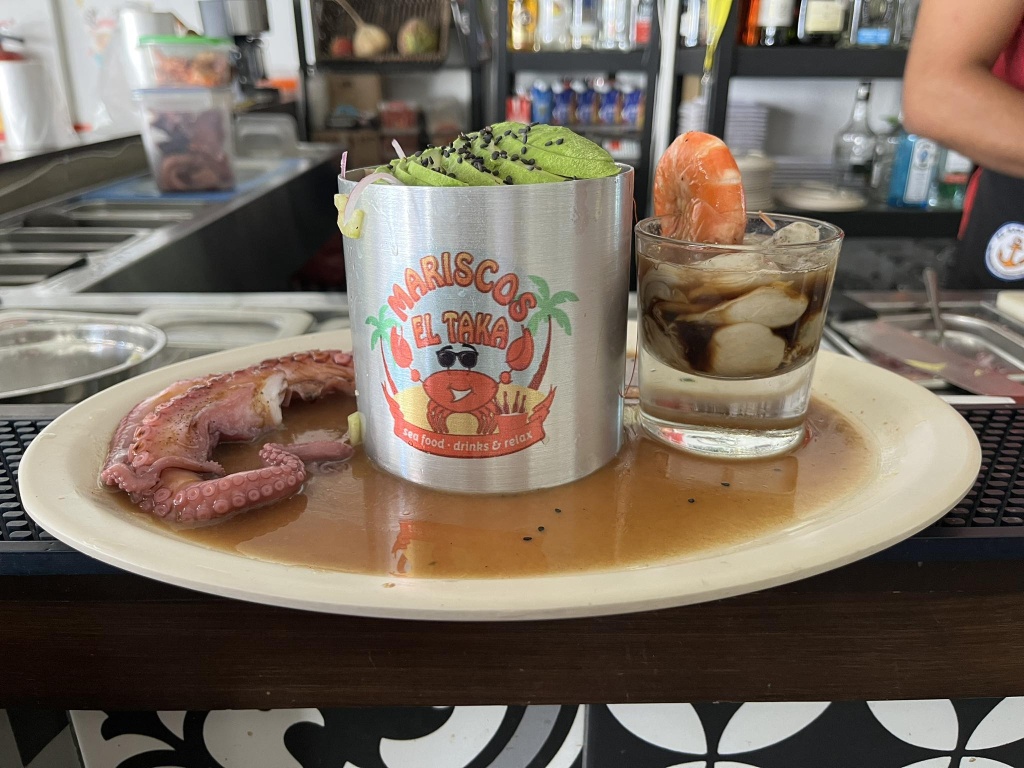 Torre de mariscos El Taka y aguachiles verdes y negros con aguacate fresco